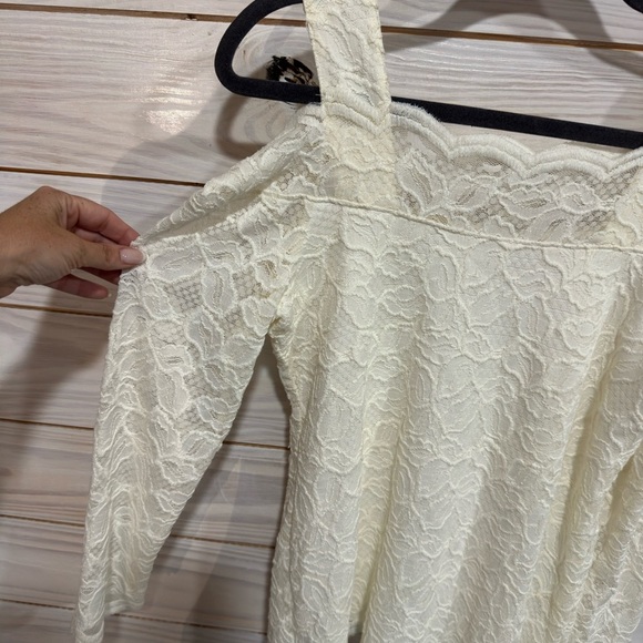 Elegant Lace Cream Top - Picture 3 of 6